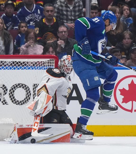 Joshua scores twice as Canucks claw out 3-2 win over slumping Ducks | iNFOnews.ca