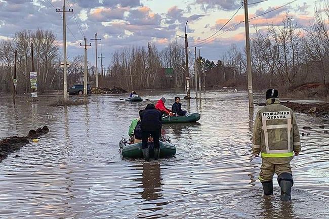 Thousands are evacuated after floods break a dam in the Russian city of Orsk | iNFOnews.ca