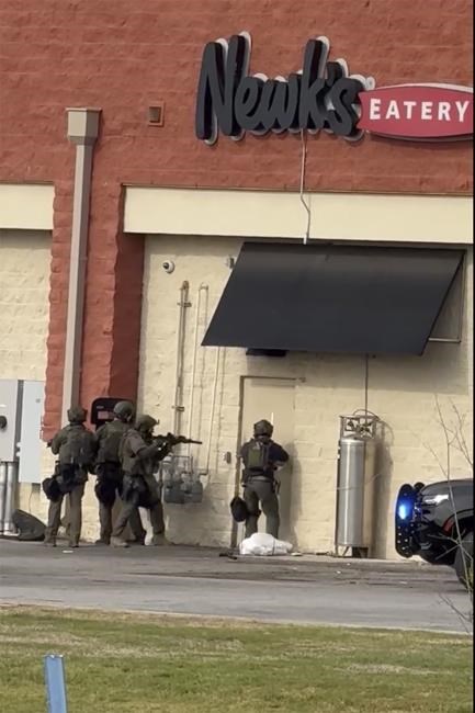 Police in Arkansas fatally shoot man who barricaded himself at a shopping mall | iNFOnews.ca Police in Arkansas fatally shoot man who barricaded himself at a shopping mall | iNFOnews.ca
