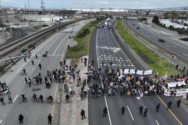Pro-Palestinian demonstrators shut down airport highways and key bridges in major US cities | iNFOnews.ca