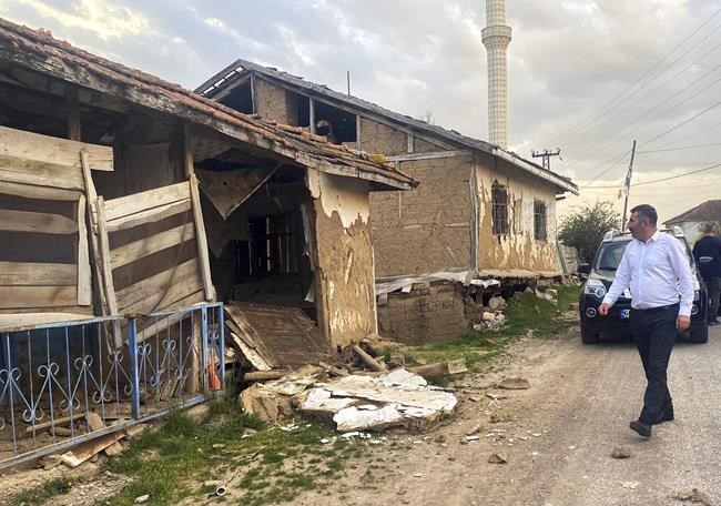 A magnitude 5.6 quake hits central Turkey, damaging some homes. No serious injuries are reported | iNFOnews.ca A magnitude 5.6 quake hits central Turkey, damaging some homes. No serious injuries are reported | iNFOnews.ca