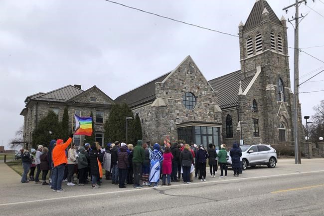 Catholic priest resigns from Michigan church following protests over his criticism of a gay author | iNFOnews.ca Catholic priest resigns from Michigan church following protests over his criticism of a gay author | iNFOnews.ca