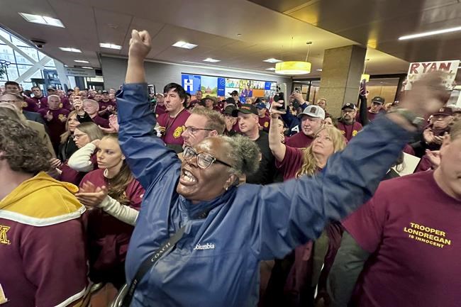 Supporters, opponents of Minnesota trooper charged with murder confront each other at courthouse | iNFOnews.ca