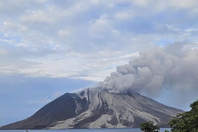 Indonesia's Mount Ruang erupts again, spewing ash and peppering villages with debris | iNFOnews.ca Indonesia's Mount Ruang erupts again, spewing ash and peppering villages with debris | iNFOnews.ca