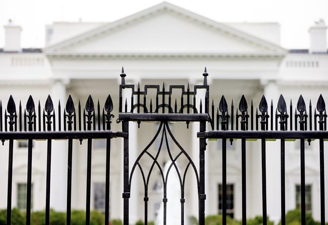 A driver dies after crashing into a security barrier around the White House complex, authorities say | iNFOnews.ca