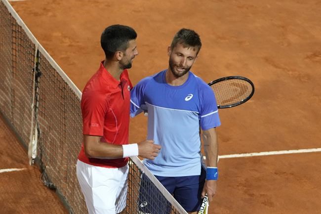 Djokovic says he's 'fine' after being hit on the head by a water bottle | iNFOnews.ca Djokovic says he's 'fine' after being hit on the head by a water bottle | iNFOnews.ca