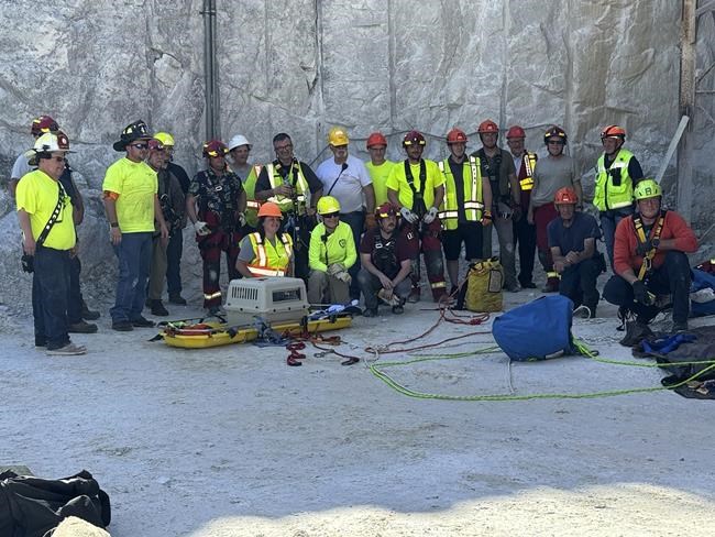 Rope team rappels down into a rock quarry to rescue a mutt named Rippy | iNFOnews.ca Rope team rappels down into a rock quarry to rescue a mutt named Rippy | iNFOnews.ca