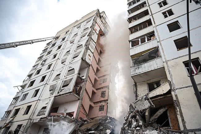 Apartment building partially collapses in a Russian border city after shelling. At least 13 killed | iNFOnews.ca Apartment building partially collapses in a Russian border city after shelling. At least 13 killed | iNFOnews.ca