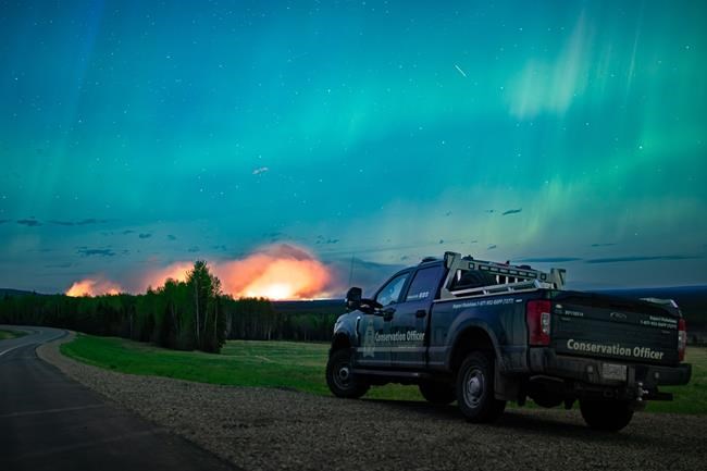B.C. town preps 'last stand' as wildfires rage across Western Canada | iNFOnews.ca