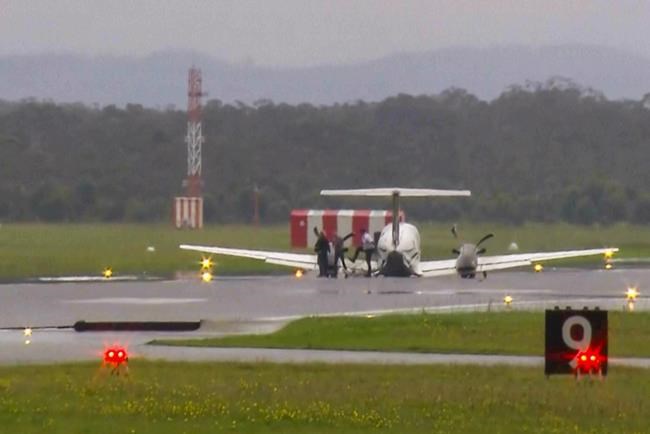 A plane with 3 aboard lands without landing gear at an Australian airport after burning off fuel | iNFOnews.ca