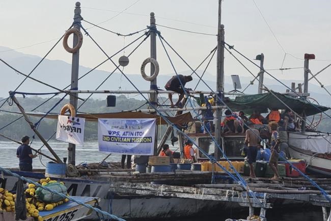 Chinese coast guard shadows Filipino activists sailing toward disputed shoal | iNFOnews.ca Chinese coast guard shadows Filipino activists sailing toward disputed shoal | iNFOnews.ca