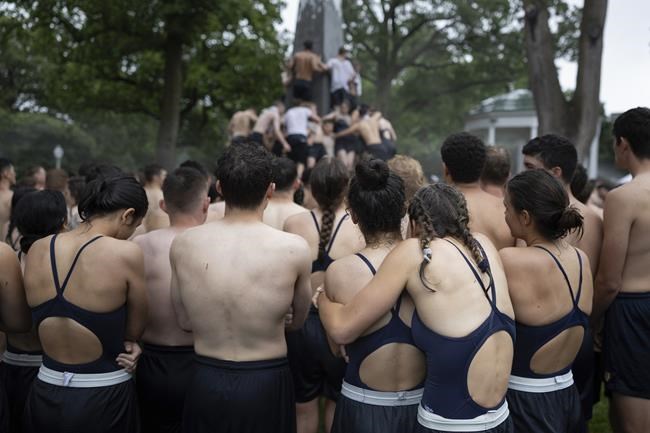 A greasy, monumental ritual at the Naval Academy ends after more than 2 hours | iNFOnews.ca A greasy, monumental ritual at the Naval Academy ends after more than 2 hours | iNFOnews.ca