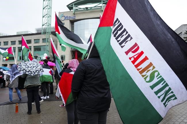 Police investigating after video suggests woman's hijab removed at Ottawa protest | iNFOnews.ca Police investigating after video suggests woman's hijab removed at Ottawa protest | iNFOnews.ca