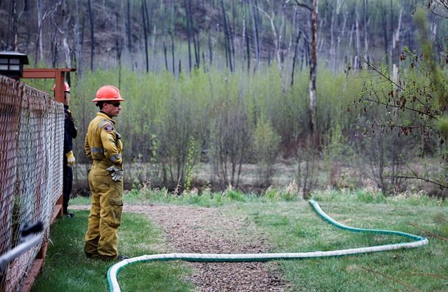 Hard-working crews, rain keep fire from Fort McMurray, Alta., as homes burn in B.C. | iNFOnews.ca