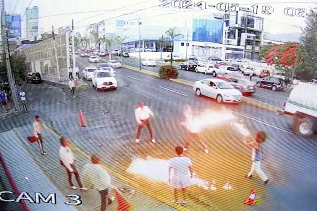 Mariachis. A flame-swallower. Mexico's disputes between street performers just reached a new high | iNFOnews.ca Mariachis. A flame-swallower. Mexico's disputes between street performers just reached a new high | iNFOnews.ca