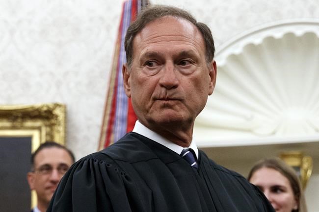 Democratic senators request meeting with Chief Justice Roberts over flags flown at Alito's homes | iNFOnews.ca