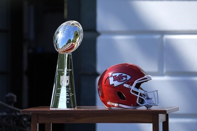 Biden breaks unofficial rule about headwear while hosting the Super Bowl champion Kansas City Chiefs | iNFOnews.ca Biden breaks unofficial rule about headwear while hosting the Super Bowl champion Kansas City Chiefs | iNFOnews.ca
