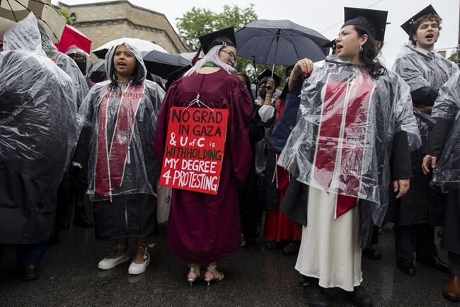 Disruptions at University of Chicago graduation as school withholds 4 diplomas over protests | iNFOnews.ca Disruptions at University of Chicago graduation as school withholds 4 diplomas over protests | iNFOnews.ca
