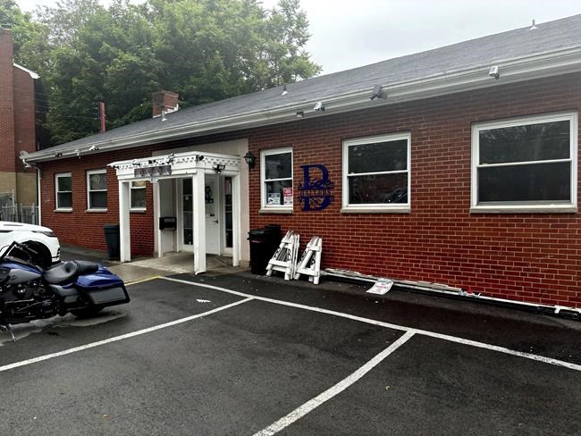 2 dead, 7 injured after shooting at a bar in suburban Pittsburgh | iNFOnews.ca