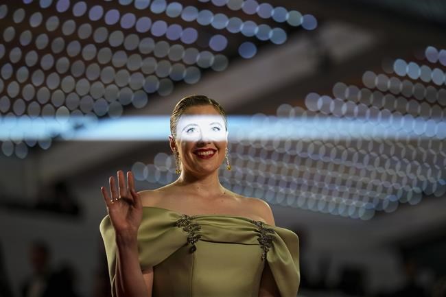 How a photographer used a stray flash to make star Greta Gerwig look ethereal | iNFOnews.ca How a photographer used a stray flash to make star Greta Gerwig look ethereal | iNFOnews.ca