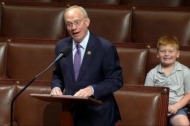 Congressman's son steals show on House floor, hamming it up for cameras | iNFOnews.ca