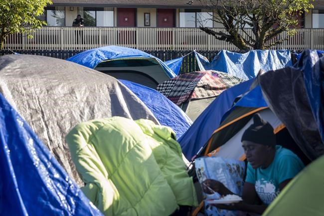 Hundreds of asylum-seekers are camped out near Seattle. There's a vacant motel next door | iNFOnews.ca