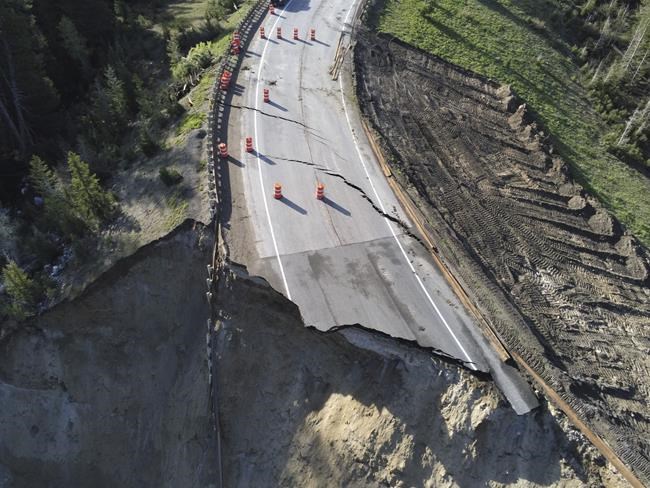 Wyoming pass landslide brings mountain-sized headache to commuting tourist town workers | iNFOnews.ca Wyoming pass landslide brings mountain-sized headache to commuting tourist town workers | iNFOnews.ca