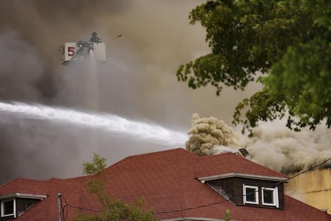 Massive fire at 4-story Miami apartment building displaces at least 40 people | iNFOnews.ca