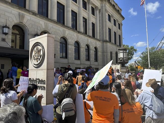 Iowa defends immigration law that allows local officials to arrest people told to leave US | iNFOnews.ca Iowa defends immigration law that allows local officials to arrest people told to leave US | iNFOnews.ca