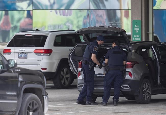 Union representing Canadian border agents moves strike deadline to Friday at midnight | iNFOnews.ca