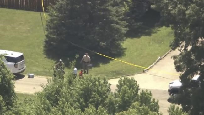 3 deputies shot while responding to northern Illinois home, suspect also wounded, official says | iNFOnews.ca