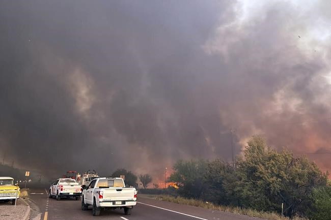 Key Phoenix-to-Las Vegas highway reopens after wildfire claims 6 homes near historic Arizona town | iNFOnews.ca