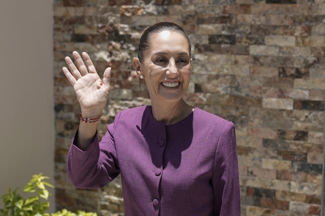 Aides' vehicle in a convoy carrying Mexico's next president involved in a crash that killed 1 | iNFOnews.ca Aides' vehicle in a convoy carrying Mexico's next president involved in a crash that killed 1 | iNFOnews.ca