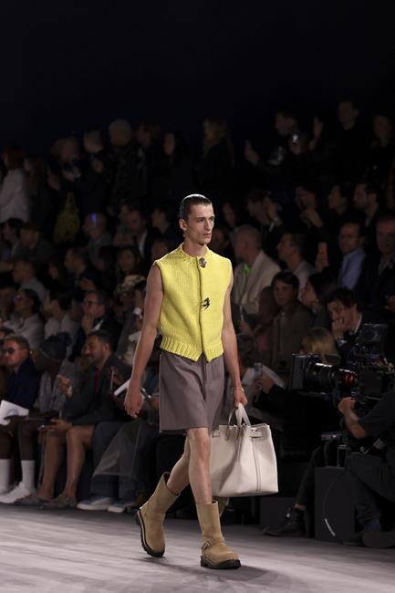 Dior's cats and dogs: Kim Jones unleashes a star-studded, art-inspired Paris collection | iNFOnews.ca Dior's cats and dogs: Kim Jones unleashes a star-studded, art-inspired Paris collection | iNFOnews.ca