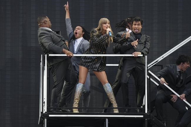 Taylor Swift brings out Travis Kelce at London Eras Tour date | iNFOnews.ca