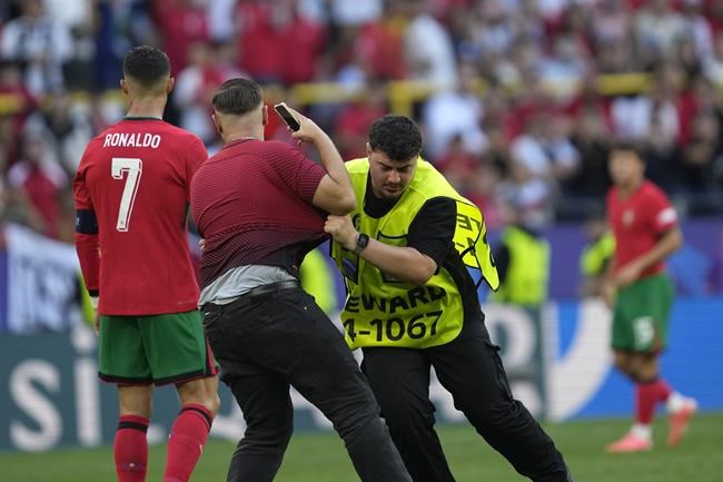 Cristiano Ronaldo 'lucky' not to come to harm after he's confronted by selfie-seekers, coach says | iNFOnews.ca Cristiano Ronaldo 'lucky' not to come to harm after he's confronted by selfie-seekers, coach says | iNFOnews.ca