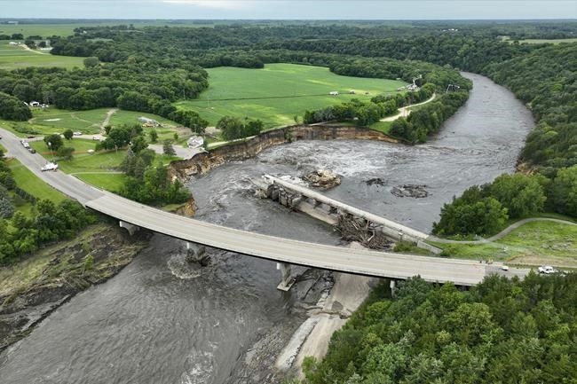 Minnesota family store is demolished from its perch near dam damaged by surging river | iNFOnews.ca Minnesota family store is demolished from its perch near dam damaged by surging river | iNFOnews.ca