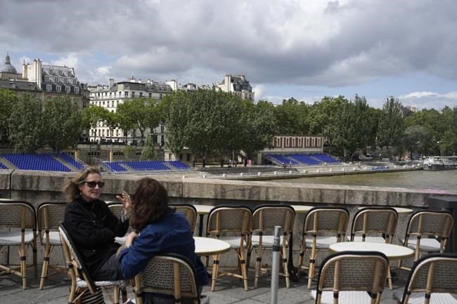 An American swims in Paris' Seine River before the Olympics despite contamination concerns | iNFOnews.ca