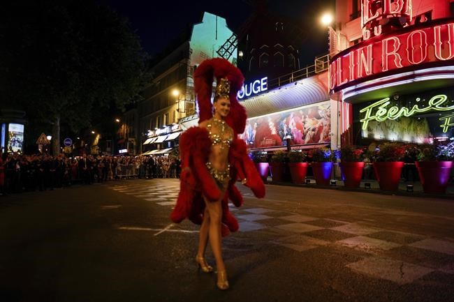 The Moulin Rouge cabaret in Paris has its windmill back, weeks after a stunning collapse | iNFOnews.ca