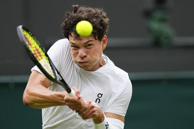 Alcaraz and Sinner both reach Wimbledon quarterfinals and are 1 match away from another meeting | iNFOnews.ca Alcaraz and Sinner both reach Wimbledon quarterfinals and are 1 match away from another meeting | iNFOnews.ca