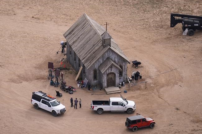 Alec Baldwin's involuntary manslaughter trial starts with witnesses recalling chaotic set shooting | iNFOnews.ca
