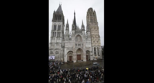 Small fire in towering spire of medieval cathedral in French city of Rouen is under control | iNFOnews.ca