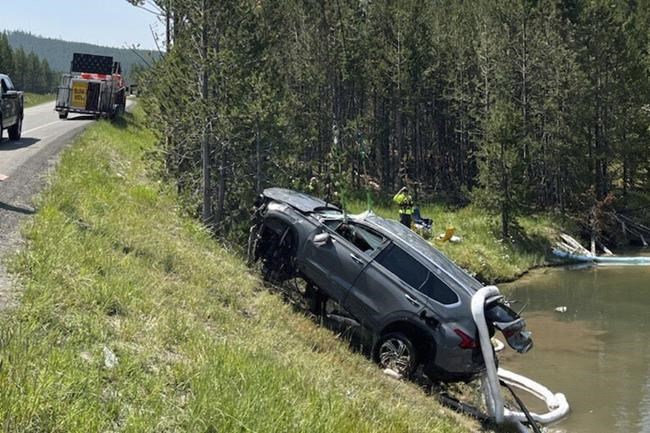 5 people escape hot, acidic pond after SUV drove into inactive geyser in Yellowstone National Park | iNFOnews.ca 5 people escape hot, acidic pond after SUV drove into inactive geyser in Yellowstone National Park | iNFOnews.ca