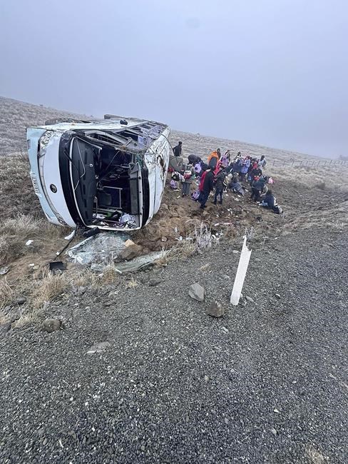 Buses carrying Chinese tourists veer off New Zealand road in 2 crashes at the same spot. 15 hurt | iNFOnews.ca Buses carrying Chinese tourists veer off New Zealand road in 2 crashes at the same spot. 15 hurt | iNFOnews.ca