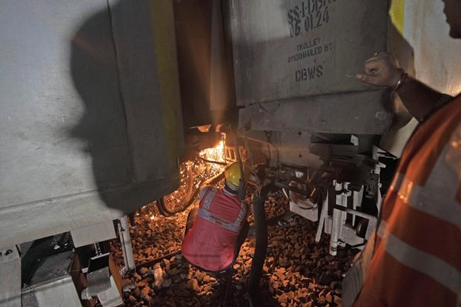 Passenger train derails in India, killing at least 2 passengers and injuring 20 others | iNFOnews.ca