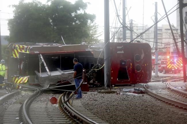 4 Dallas firefighters injured as engine crashes off bridge, lands on railway below | iNFOnews.ca
