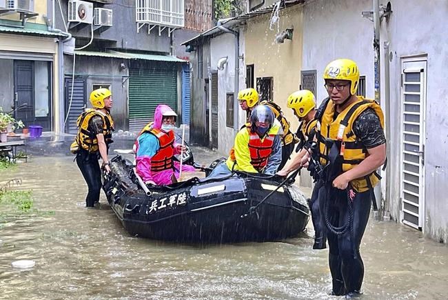 Typhoon Gaemi weakens to a tropical storm as it moves inland carrying rain toward central China | iNFOnews.ca Typhoon Gaemi weakens to a tropical storm as it moves inland carrying rain toward central China | iNFOnews.ca