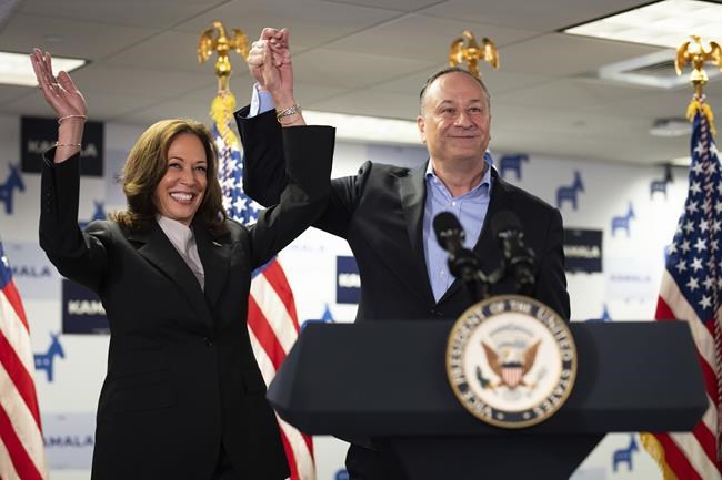 Doug Emhoff would become the country's first first gentleman if Kamala Harris wins the presidency | iNFOnews.ca Doug Emhoff would become the country's first first gentleman if Kamala Harris wins the presidency | iNFOnews.ca