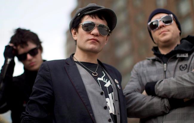 Back injury sidelines Deryck Whibley, forces Sum 41 to cancel six Canadian dates | iNFOnews.ca Back injury sidelines Deryck Whibley, forces Sum 41 to cancel six Canadian dates | iNFOnews.ca