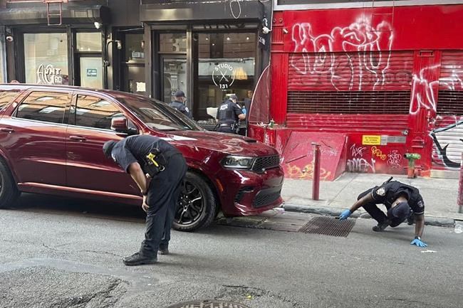 2 New York City police sergeants shot in struggle with armed robbery suspect, both expected to live | iNFOnews.ca 2 New York City police sergeants shot in struggle with armed robbery suspect, both expected to live | iNFOnews.ca